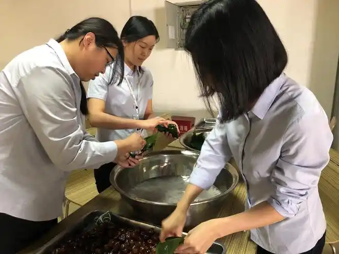 郑州市职业介绍中心举办"端午节 粽香情"包粽子活动