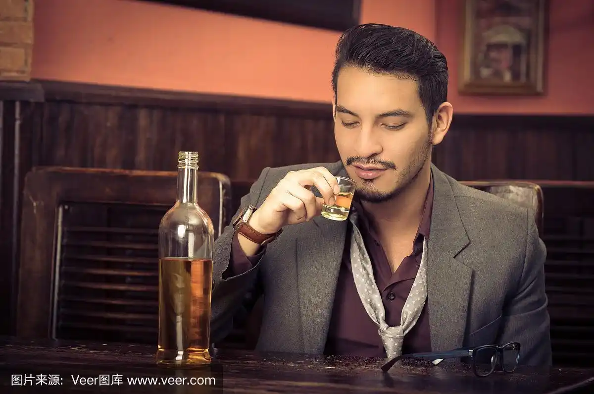 穿着西装喝酒的男人