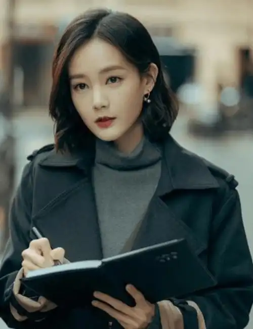 李一桐飞机上不雅行为惹争议,被网友骂上热搜,人民日报曾怒批_赵丽颖