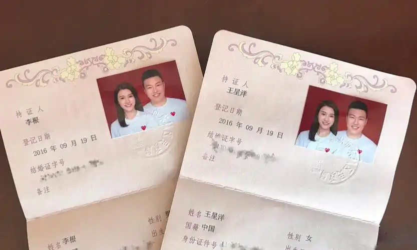 李根晒出照片,两人身穿情侣装一同在北京东城区民政局登记,还有结婚证