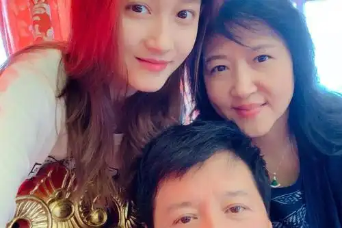 《王牌对王牌4》关晓彤重现千手观音 华晨宇致敬春晚