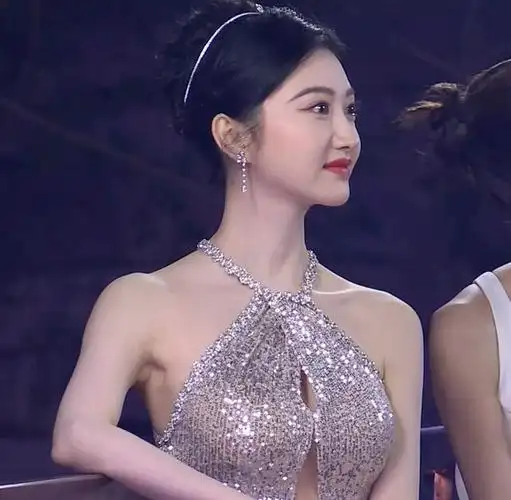 嘉兴这一夜,女星越疯越美!杨幂反差,景甜水嫩,文咏珊猛虎下山