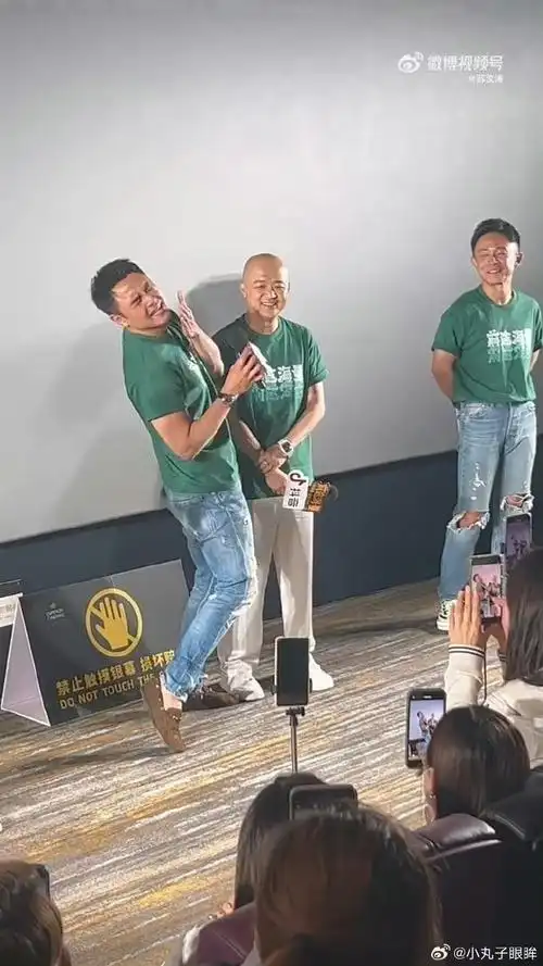 明道亲了包贝尔一口