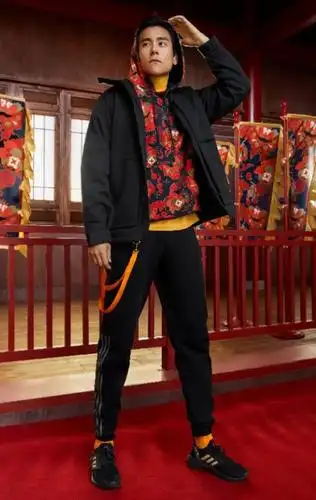 硬汉也有反差萌王千源穿休闲大衣拍写真笑起来迷住少女心