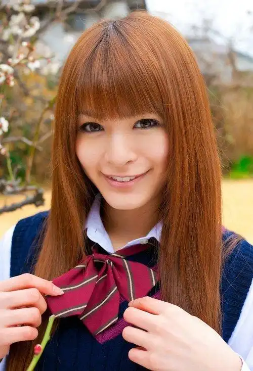 精致妆容下的女孩子长发,油腻头发是天然梳理,露出额头部分愈加迷人