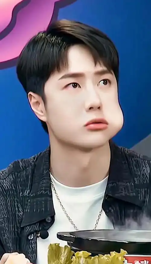 王一博吃棒棒糖也要选择绿色的你这个鼓鼓的奶膘真的不是特效吗