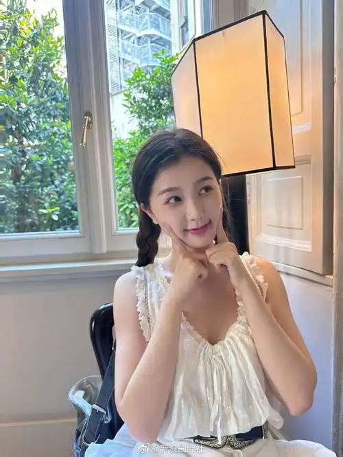 虞书欣晒白色吊带裙随拍双马尾太可爱了吧一整个爱住