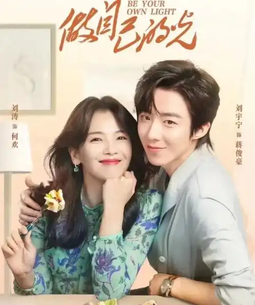 刘涛老公王珂带俩娃逛街,儿子个头猛蹿超爸爸,女儿长得太像妈妈