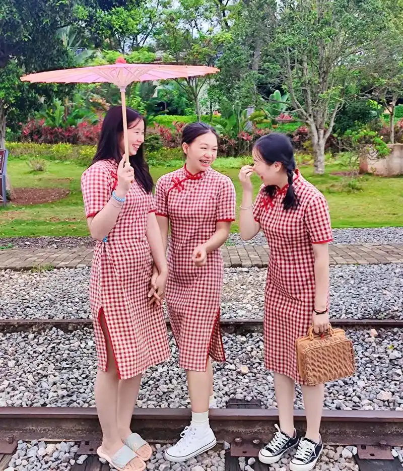 今天很开心,和好朋友见面了@咻咻 @野猫易懒惰91 @小顾  - 抖音