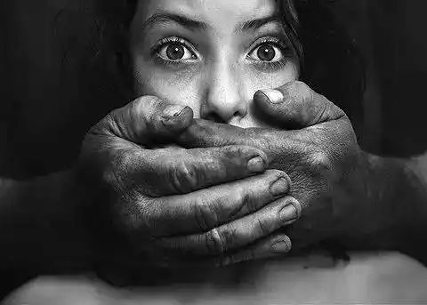 那些被捂住嘴巴的孩子,都曾在黑暗里哭泣