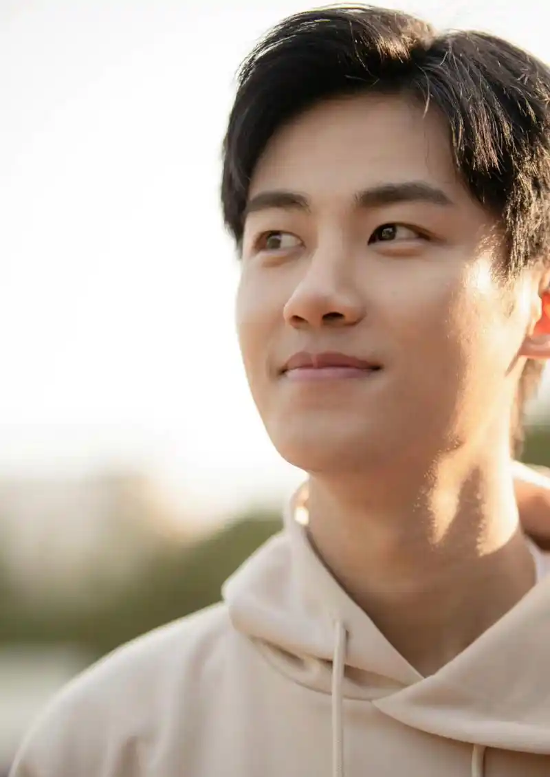 25岁男演员刘峰去世,与关晓彤曾是北影同学.