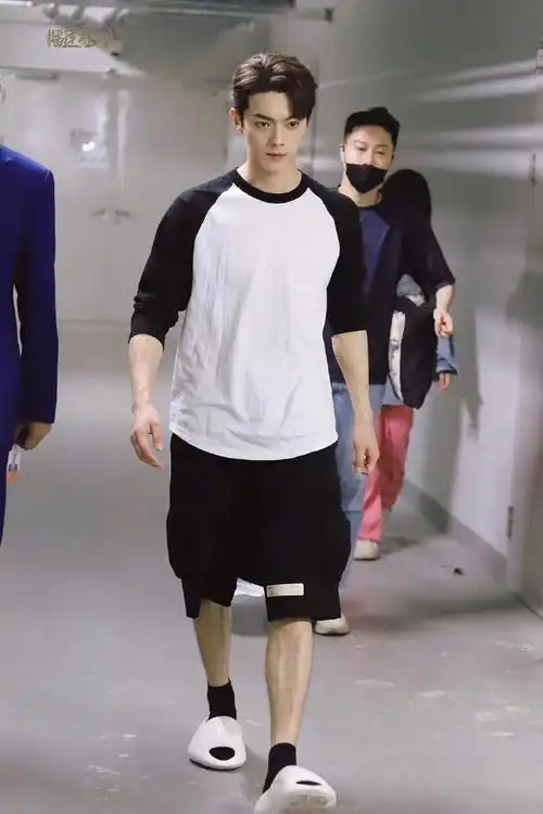 许凯体育生穿搭##许凯脚好大