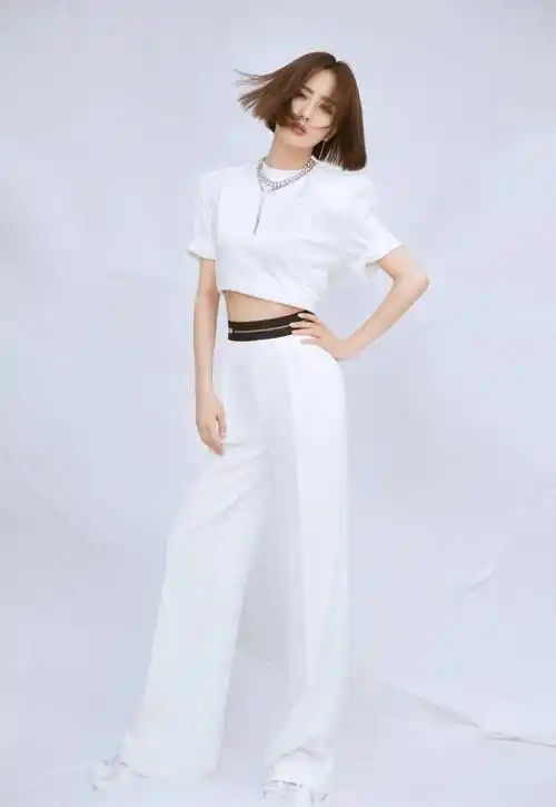 "蚂蚁腰"已经不吃香了,现流行佟丽娅"酒杯腰",简直不要太美_时尚_白色