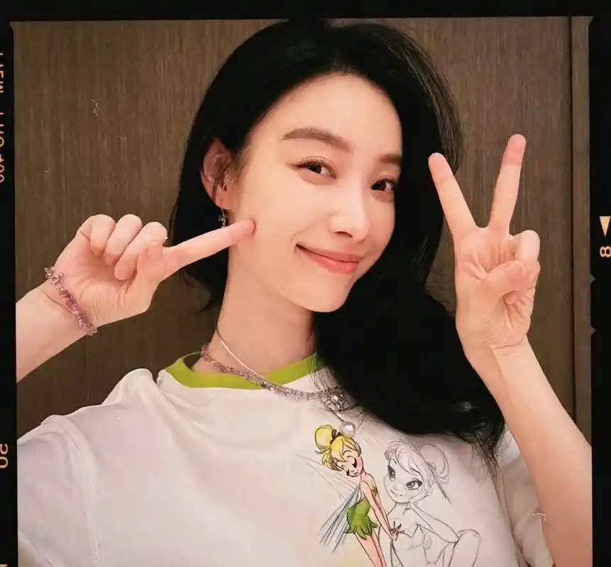 倪妮这自拍照大家觉得咋样呢,调皮可爱又漂亮 #倪妮自拍照# #乐享周末