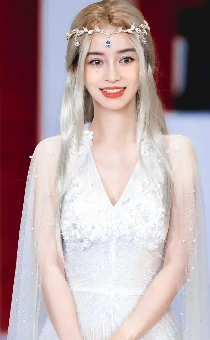 有一种美叫angelababy的精灵造型!金发配皇冠,真像童话中的女王