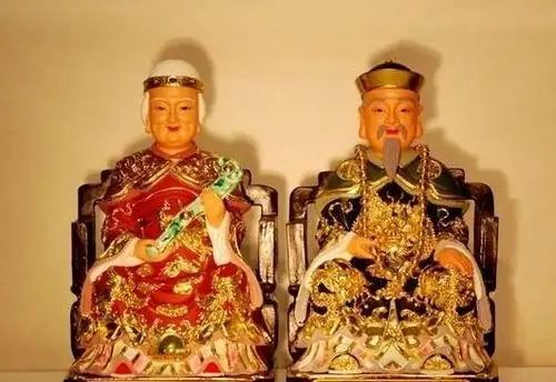 半尺深浅的框台,里面供奉灶王爷和灶王奶奶的神位,所谓"老灶爷面朝西