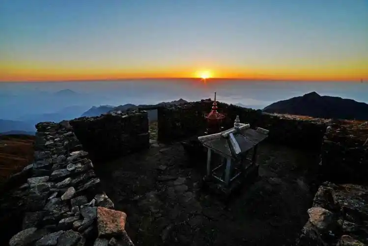 武功山古祭坛群,座落在最高峰金顶东坡,由葛仙古坛,汪仙坛,冲应坛