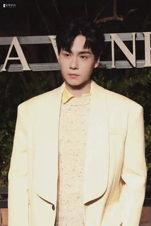 bv北京时装秀##胡一天不热吗##胡一天洋甘菊色西装