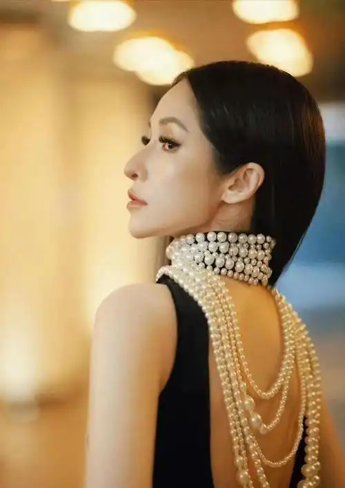 萧亚轩与混血帅哥的恋情:年龄差无阻爱的炽烈