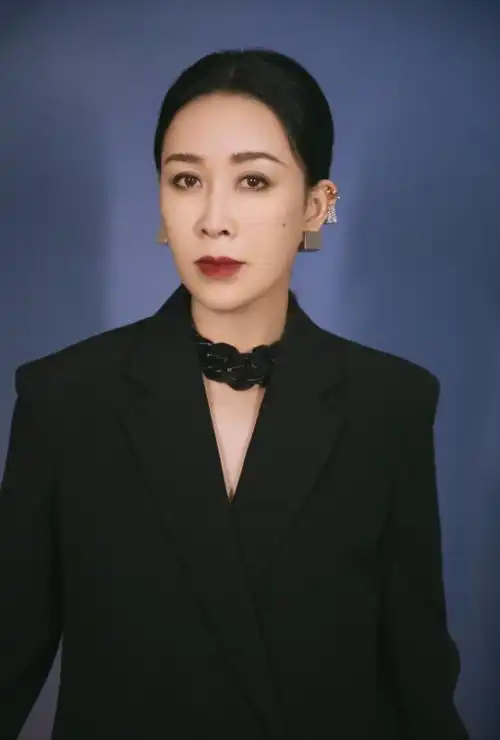 那英退出中国好声音录制裤裙叠穿优雅有范配色简单却大气