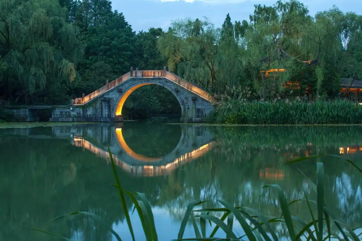 在成都如何感受小桥流水,古风的景致,别有一番幽雅繁茂的意境呢?