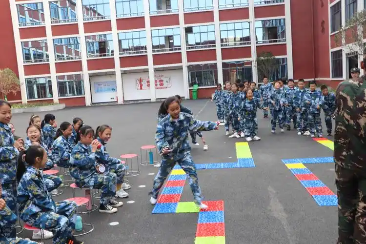 室内实践活动【指压板】:锻炼学生忍耐力,同时也助于脚底血液循环,寓