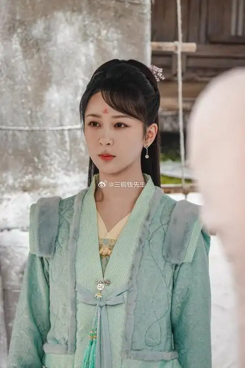 她的命里财源和财都很旺,一看就是大女主的命,只要她不结婚,就不会