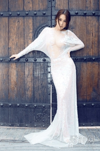 女星挑战无底线露肉 真空透视装露凸点