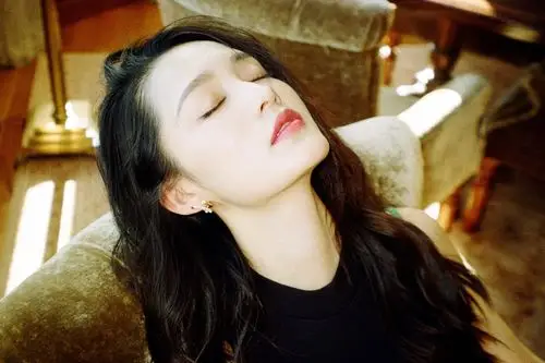 李沁喝可乐的样子实在太撩人了