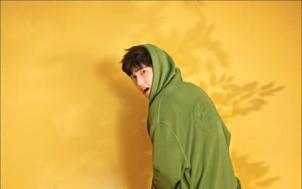 阳光帅哥杨洋时尚杂志艺术写真壁纸