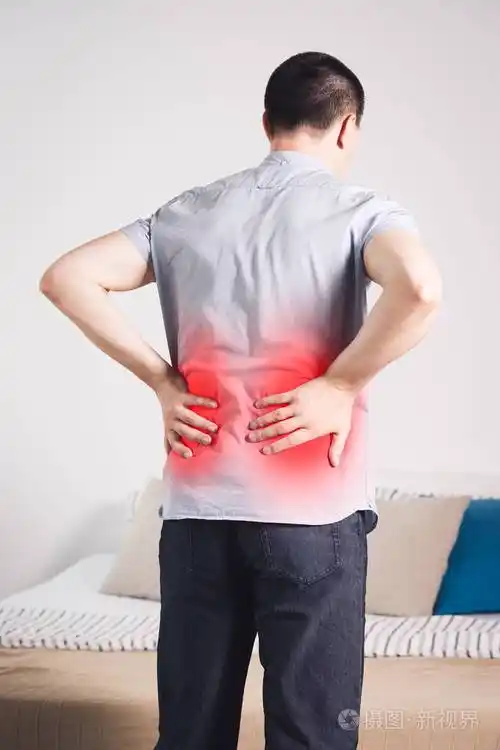 背部疼痛肾脏炎症男子在家背痛疼痛区域突出显示红色