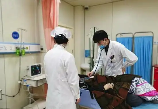 接连帮两个孩子洗澡后,母子三人竟然失去知觉,被送到了医院