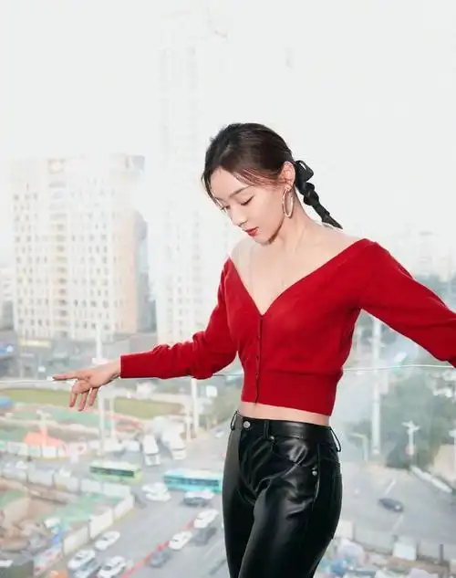 "马甲线"女神袁姗姗秋冬穿搭,格子西装牛仔裤精致,身材太迷人