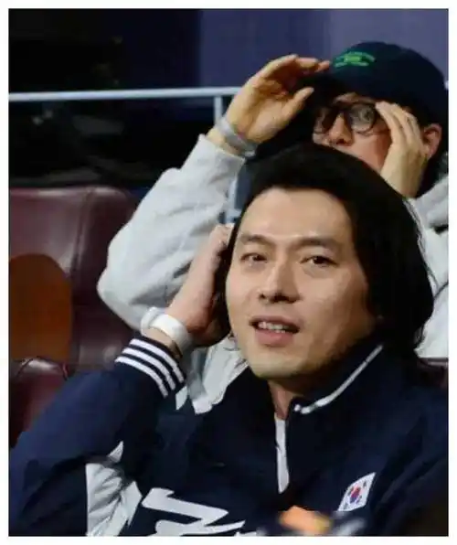 玄彬孙艺珍超甜互动,李栋旭孔刘陪同,球赛中的惊喜!_明星_友情_一面