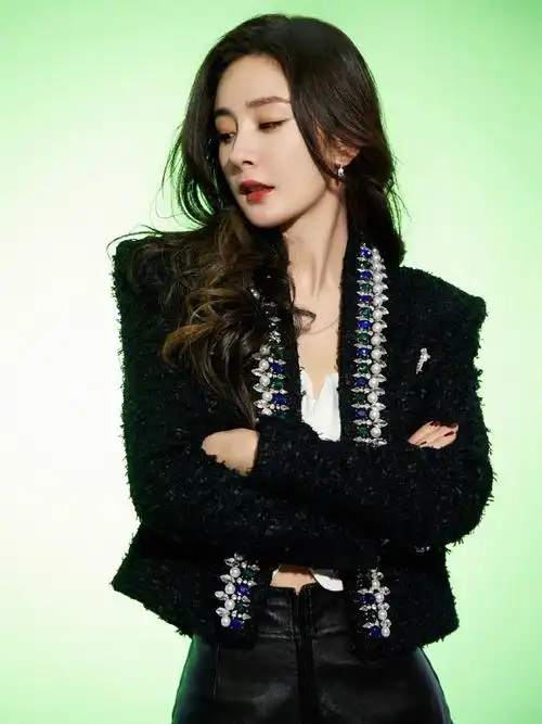 杨幂 身穿黑色小香风上衣搭配黑色皮裤,又美又飒