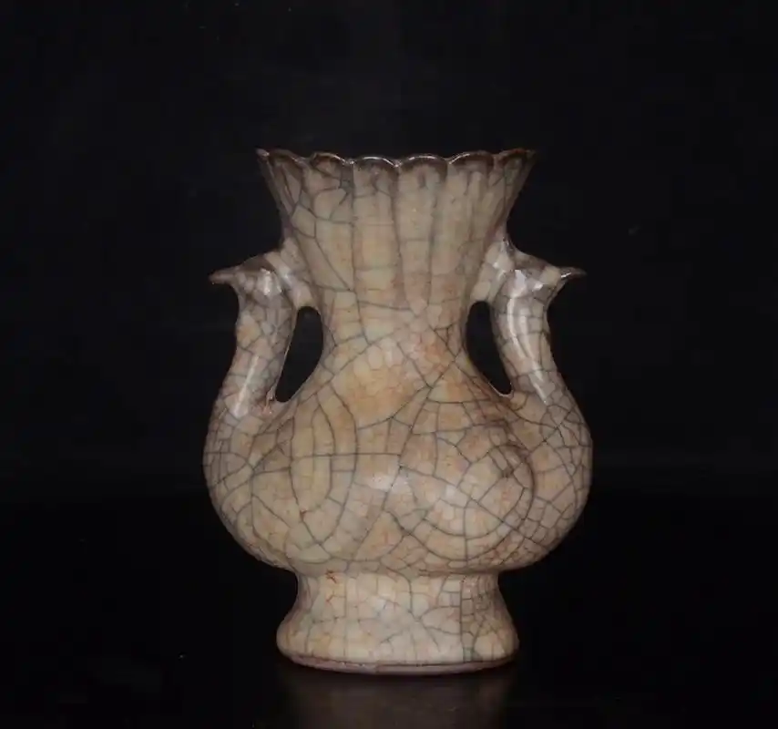 宋哥窑开片雕刻孔雀开屏瓶13x11厘米#瓷器收藏 #明清瓷器 - 抖音