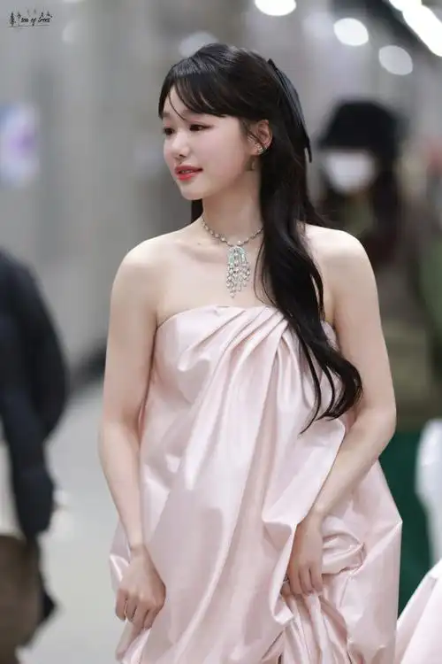 徐梦洁香槟粉水母裙