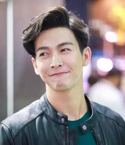 他1986年7月3日出生于泰国叻丕府,是泰国男演员,主持人