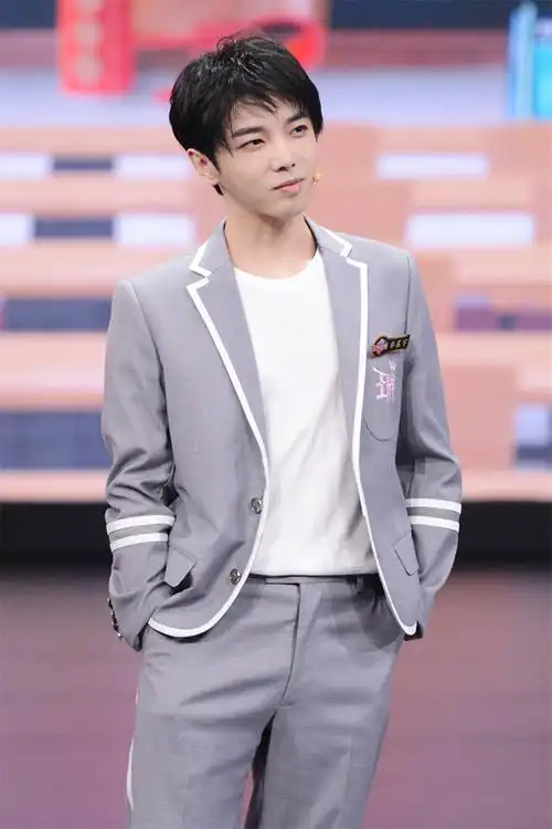 华晨宇身穿校服追忆青春,一身灰白配清新养眼,好一个翩翩美少年