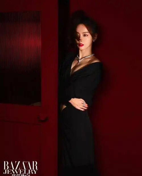 张嘉倪《芭莎珠宝》封面,深v露脐性感撩人,35岁依然少女感满满