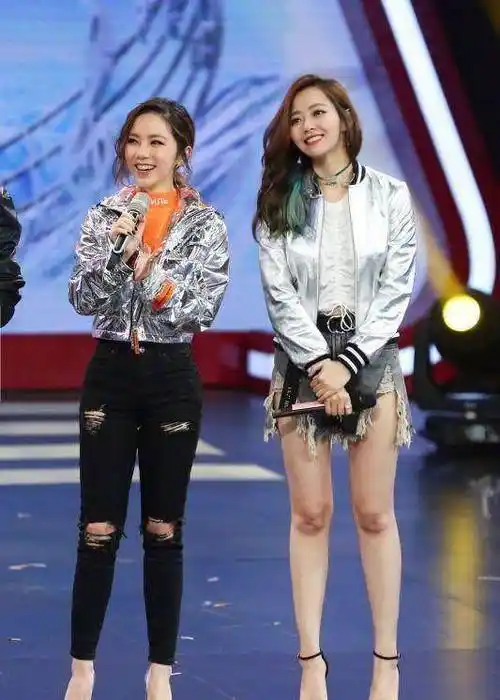 邓紫棋微博示爱偶像张靓颖,照片中站在张靓颖身边的她,身高虽然没有占