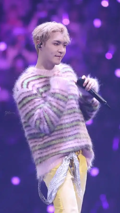 张艺兴[超话]#嘟嘟嘴和笔芯宝宝超级超级超级可爱231202@张艺兴