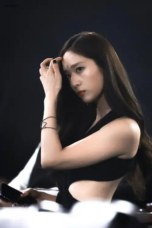 郑秀晶露腰黑裙