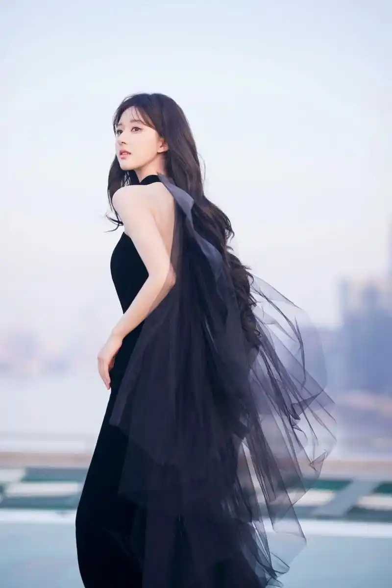 赵露思黑色挂脖长裙造型甜美又性感,get到她的魅力了#明星出圈的穿搭