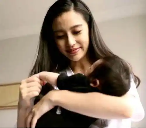 奔跑吧baby带小海绵出镜热巴紧张卖力