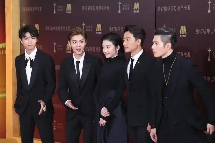 王俊凯又长高了和鹿晗一起走红毯差距慢慢拉开了