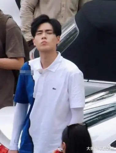 胡一天当街噘嘴"博眼球" 路人镜头下丑成这样, 网友: 尴尬了