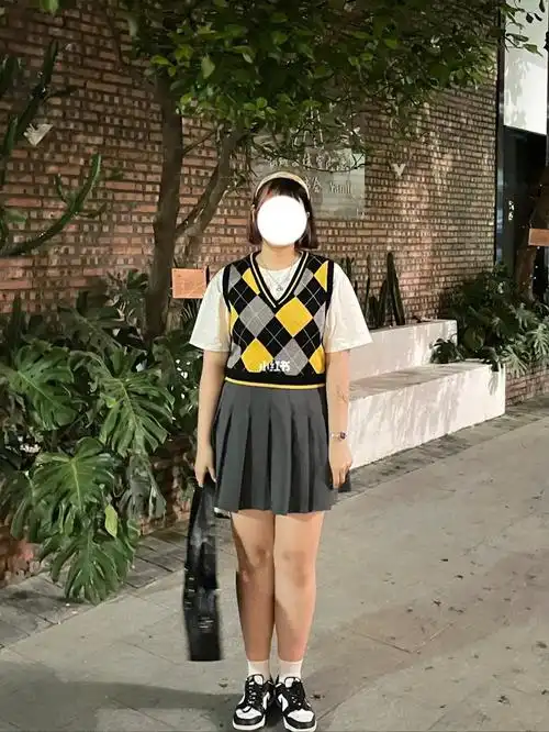 身高172体重155斤肩宽4293围98腰围86臀围107大腿60小腿40毛衣背心