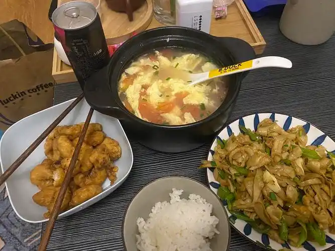 一两个人吃饭我也得有荤有素, 下班六点,做饭到八点,一头汗我也得做饭