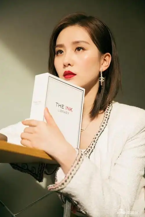 2019年11月1日,刘诗诗参加活动拍摄写真,产后"营业"的她齐肩直发尽显